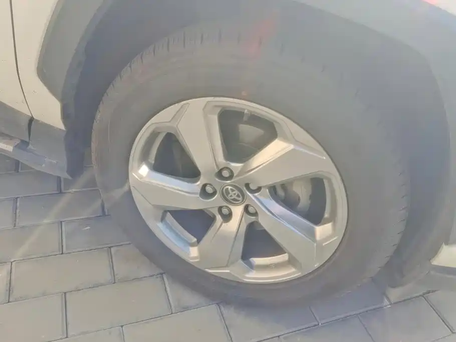 Toyota RAV4 — миниатюра 6