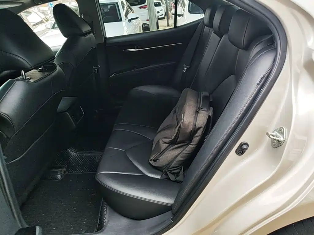 Toyota Camry — миниатюра 17