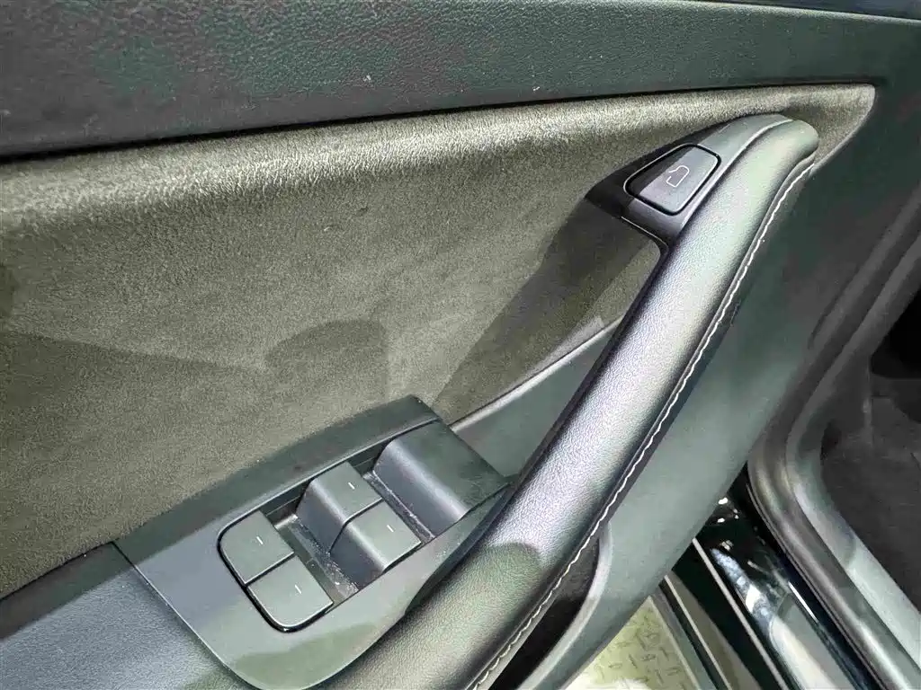 Tesla Model Y — миниатюра 20