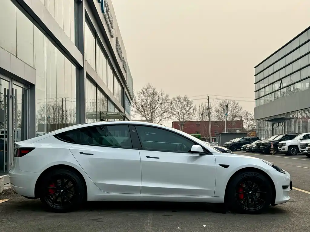 Tesla Model 3 — миниатюра 7