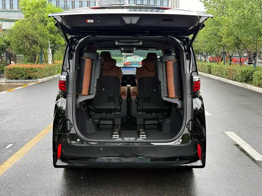 Toyota Alphard — миниатюра 5