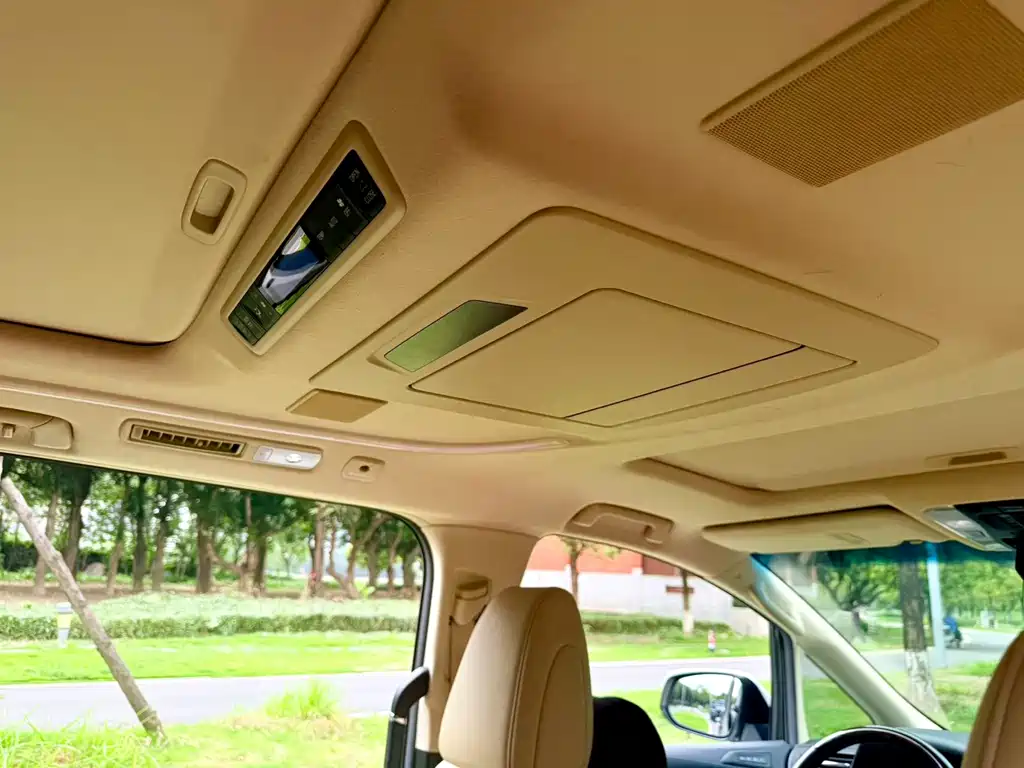 Toyota Alphard — миниатюра 7