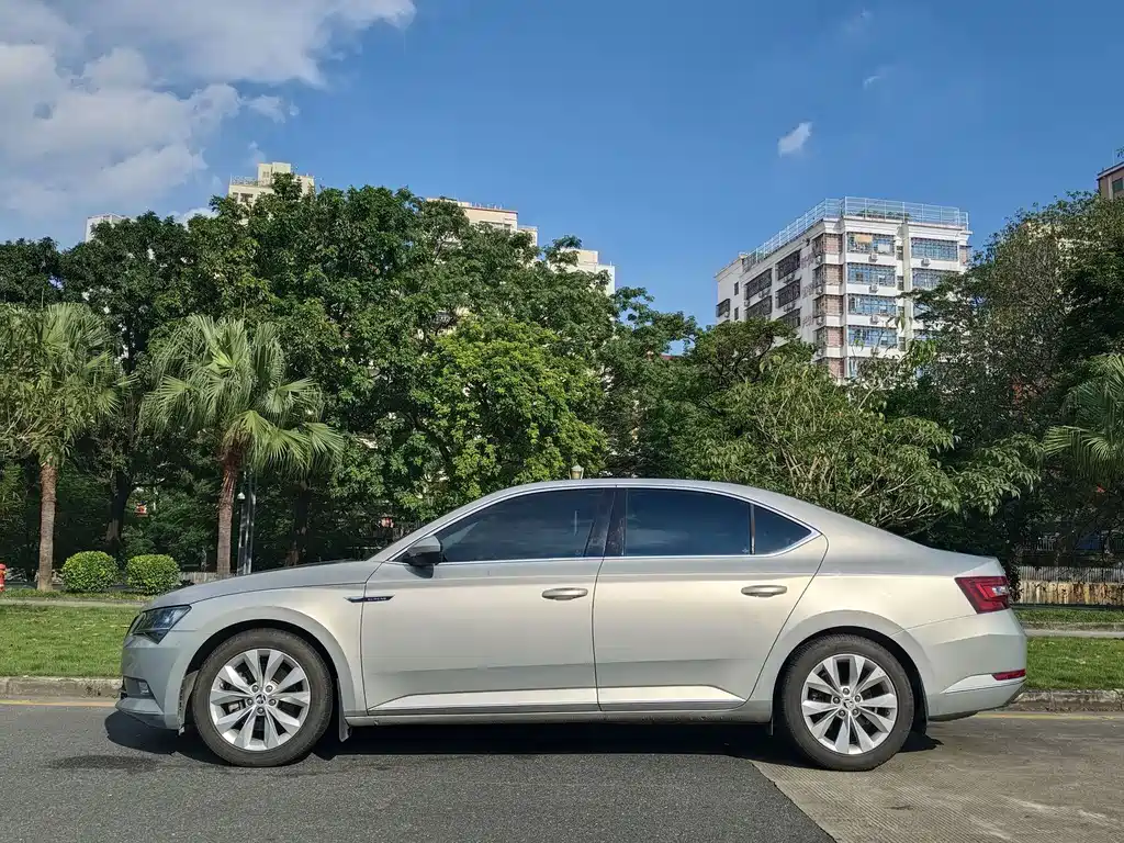 Skoda Superb — миниатюра 2