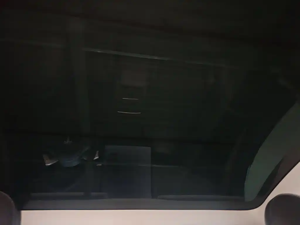 Tesla Model Y — миниатюра 18
