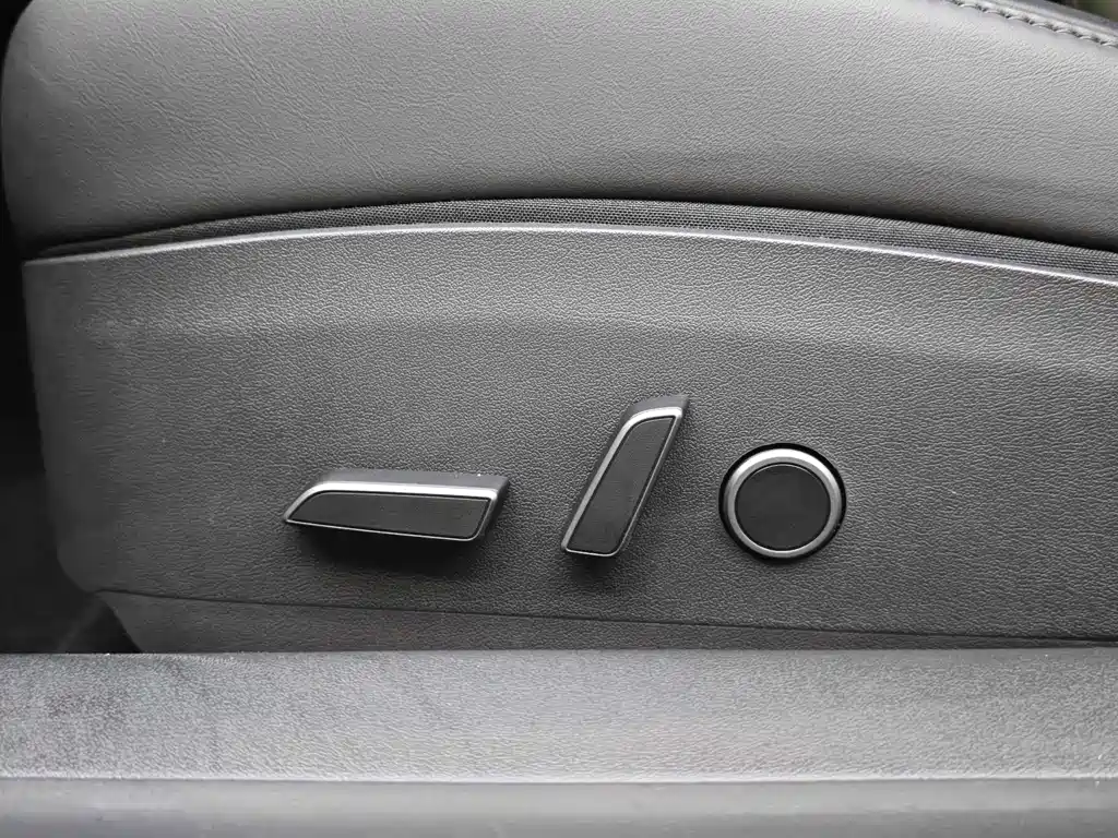 Tesla Model 3 — миниатюра 10