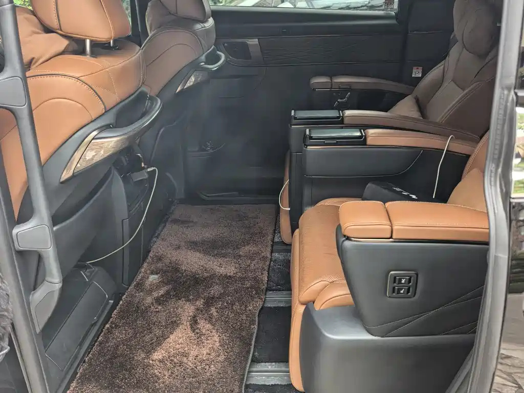 Toyota Alphard — миниатюра 10
