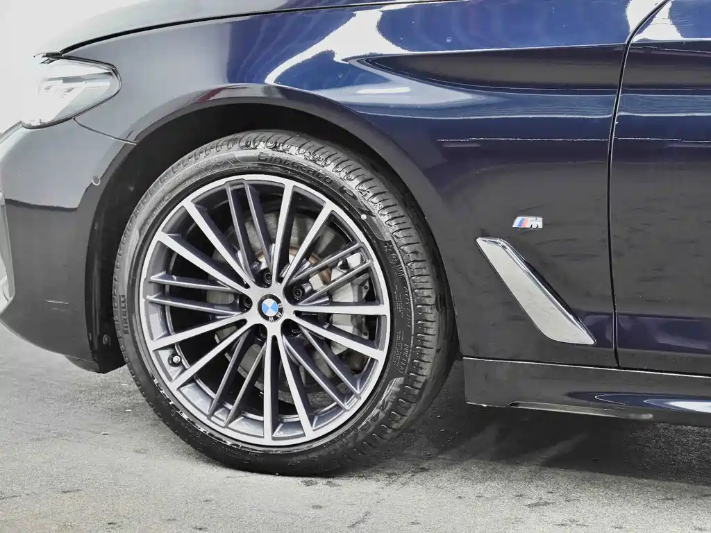 BMW 5 Series — миниатюра 8