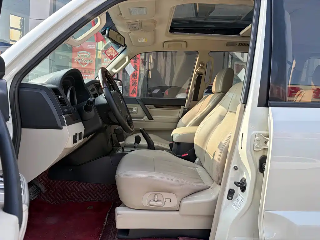 Mitsubishi Pajero (Import) — миниатюра 4