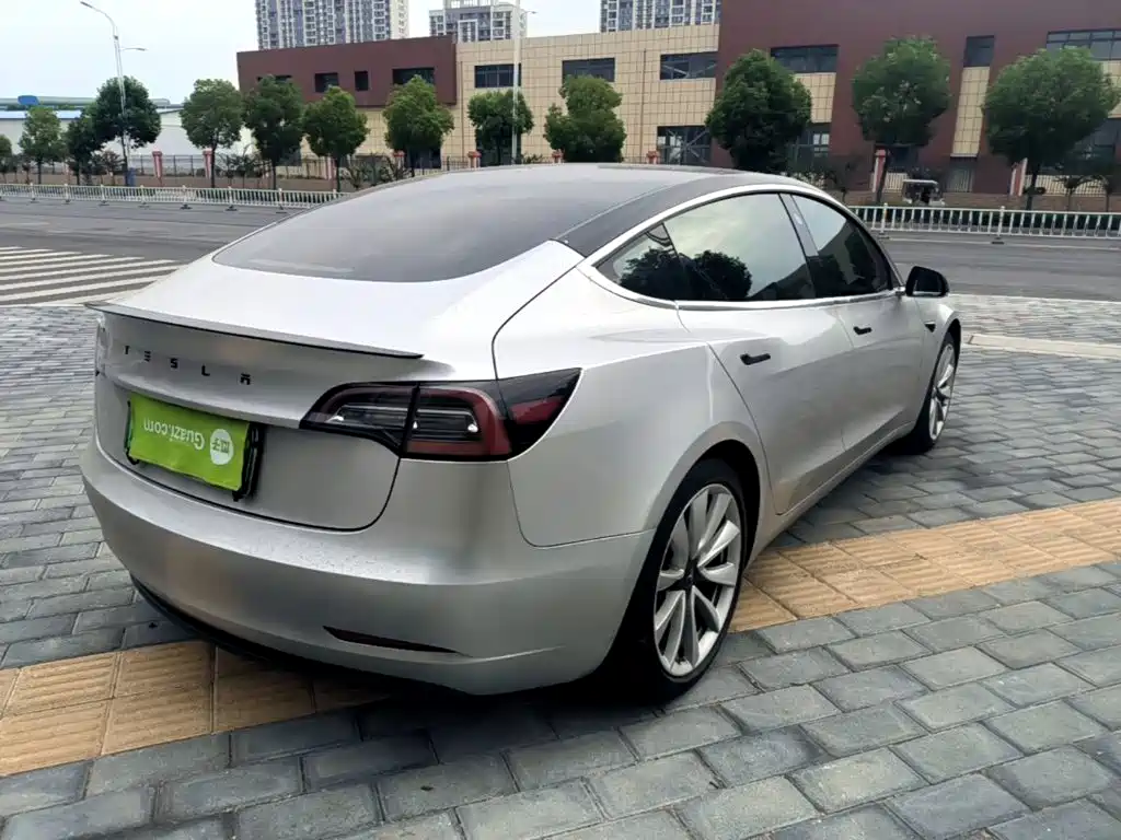 Tesla Model 3 — миниатюра 7