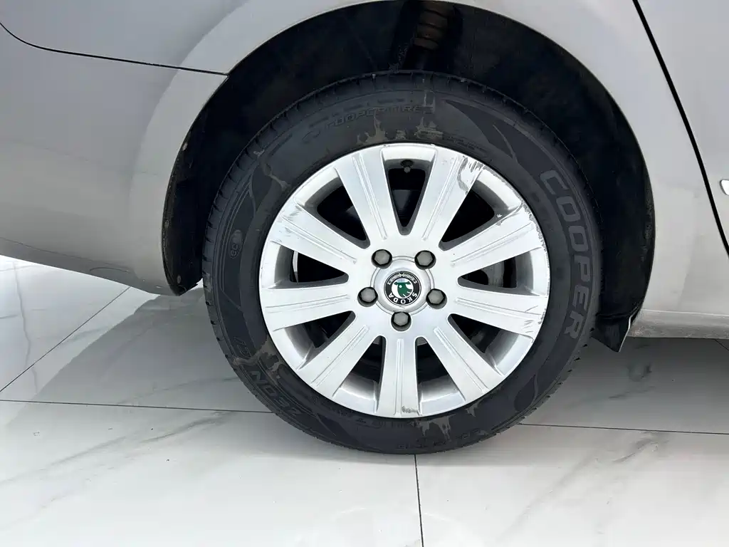 Skoda Superb — миниатюра 24