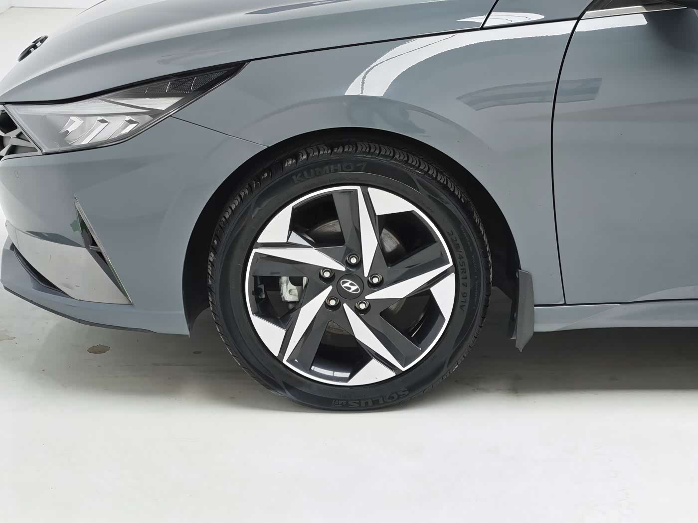 Hyundai Elantra 1.5 л 2021 г. Серебристо-серый, пробег 35000 км