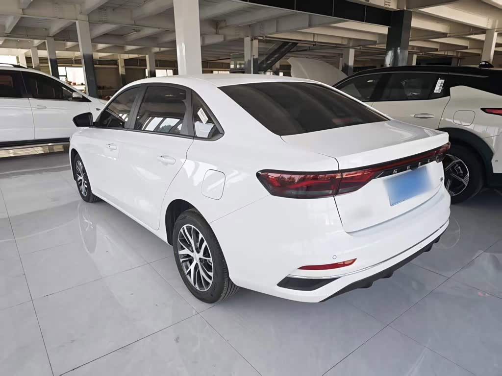 Geely Emgrand 1.5 л 2025 г. Белый, пробег 5600 км