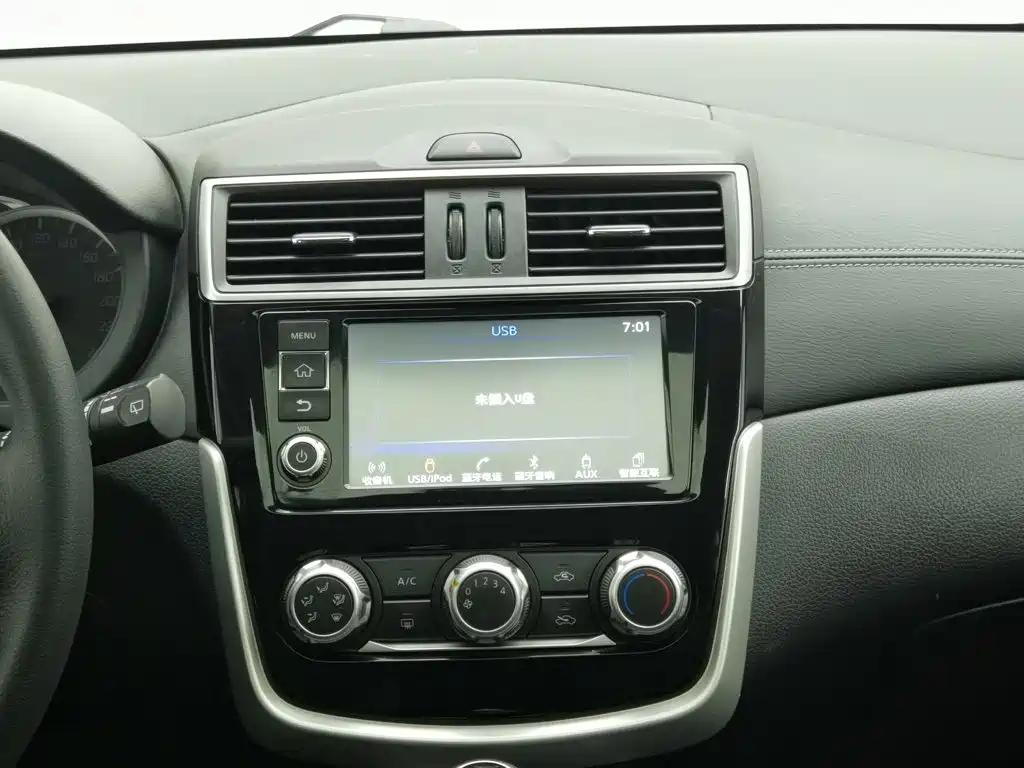 Nissan Tiida — миниатюра 12
