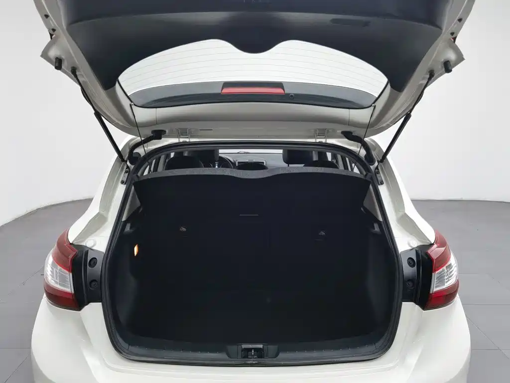 Nissan Tiida — миниатюра 16