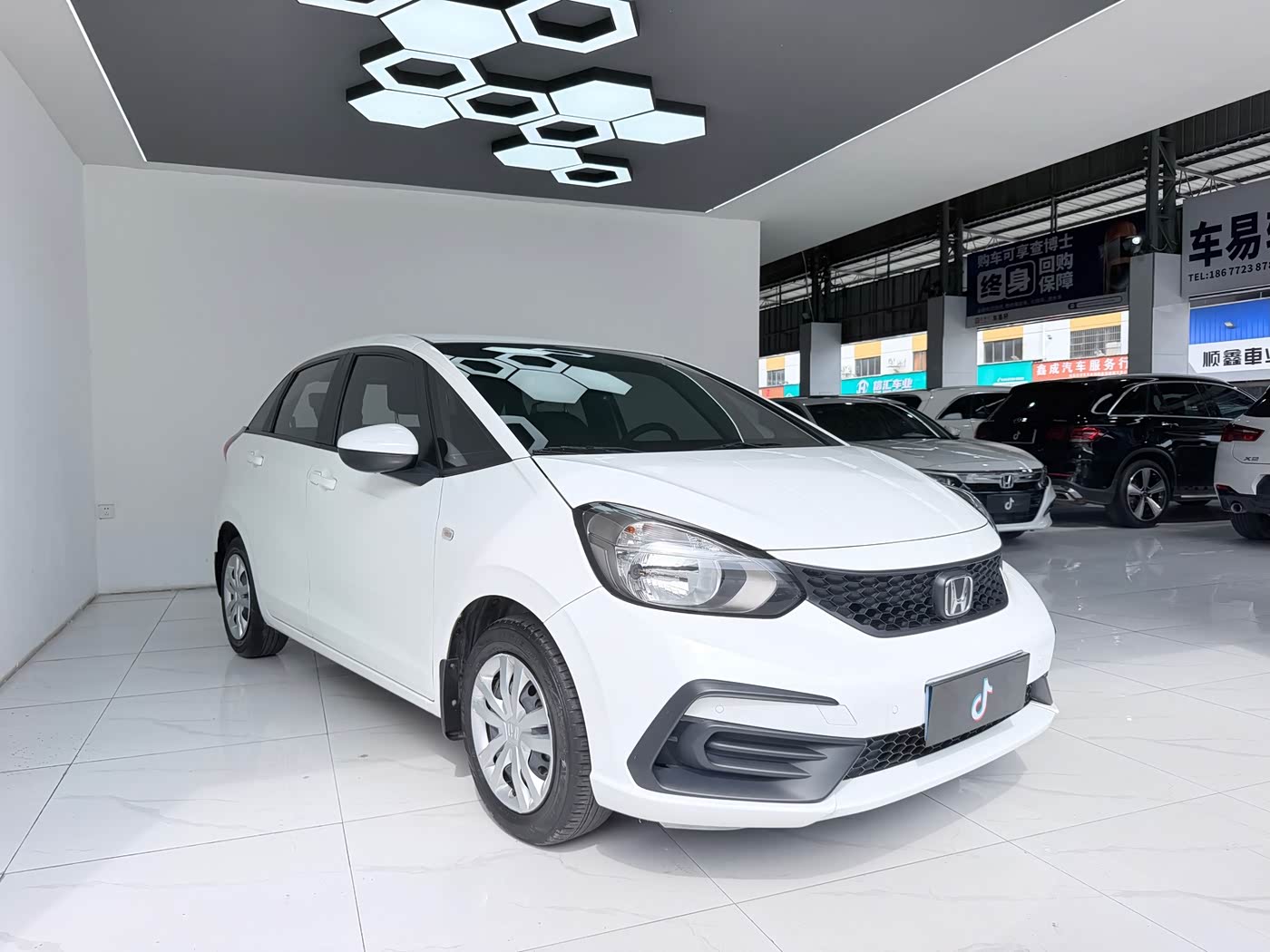 Honda Fit 1.5 л 2022 г. Белый, пробег 26000 км