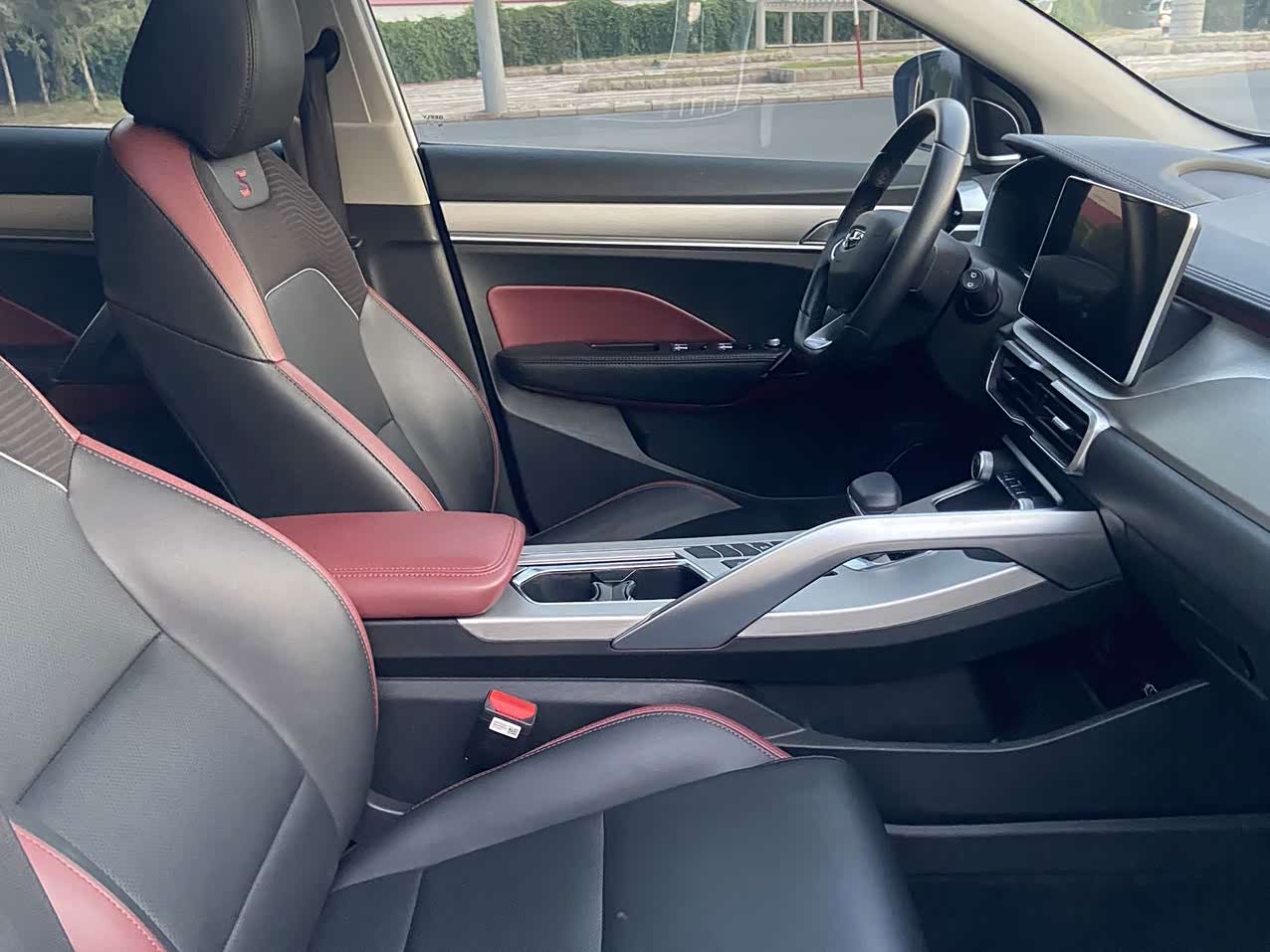 Geely Binyue 1.4 л 2022 г. Белый, пробег 33000 км