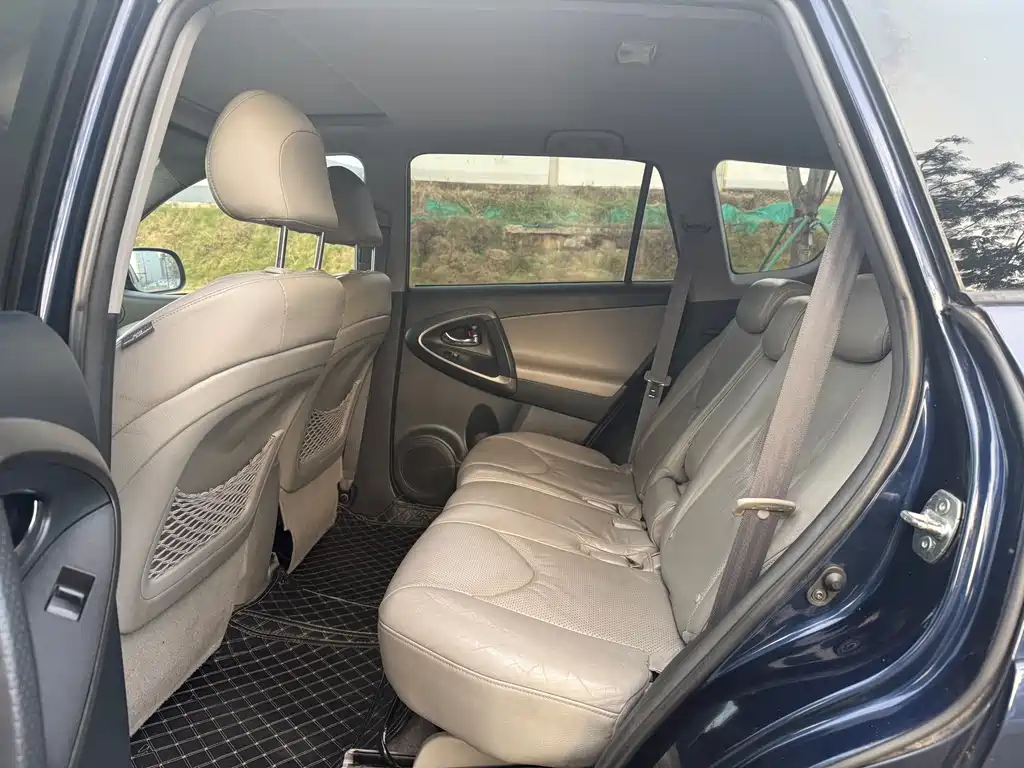Toyota RAV4 — миниатюра 10