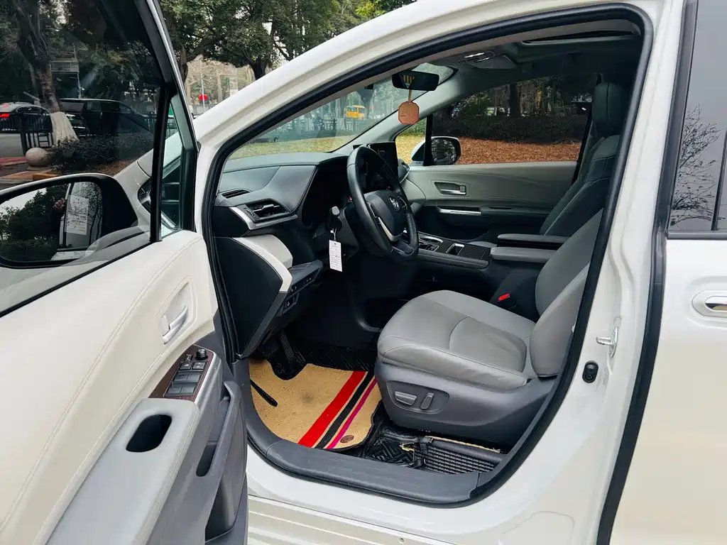 Toyota Sienna — миниатюра 8