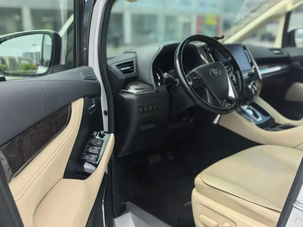 Toyota Alphard — миниатюра 8