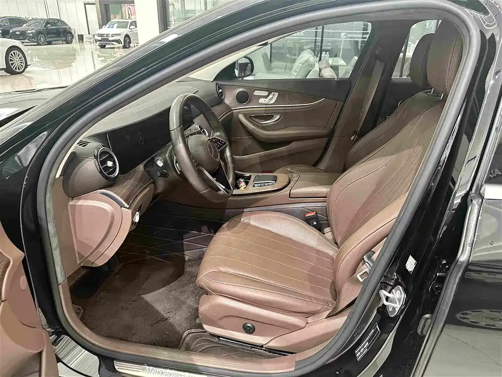 Mercedes-Benz E-Class — миниатюра 11