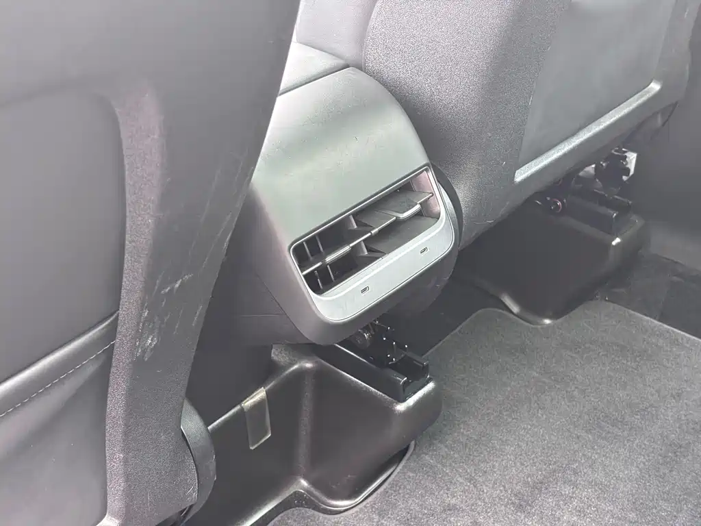 Tesla Model Y — миниатюра 18
