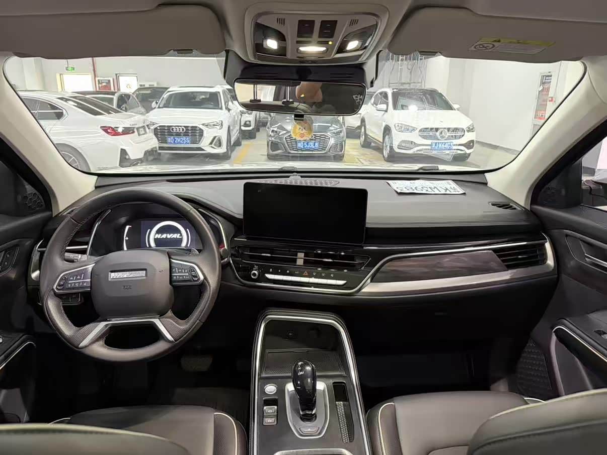Volkswagen Tiguan L 1.5 л 2023 г. Белый, пробег 18000 км