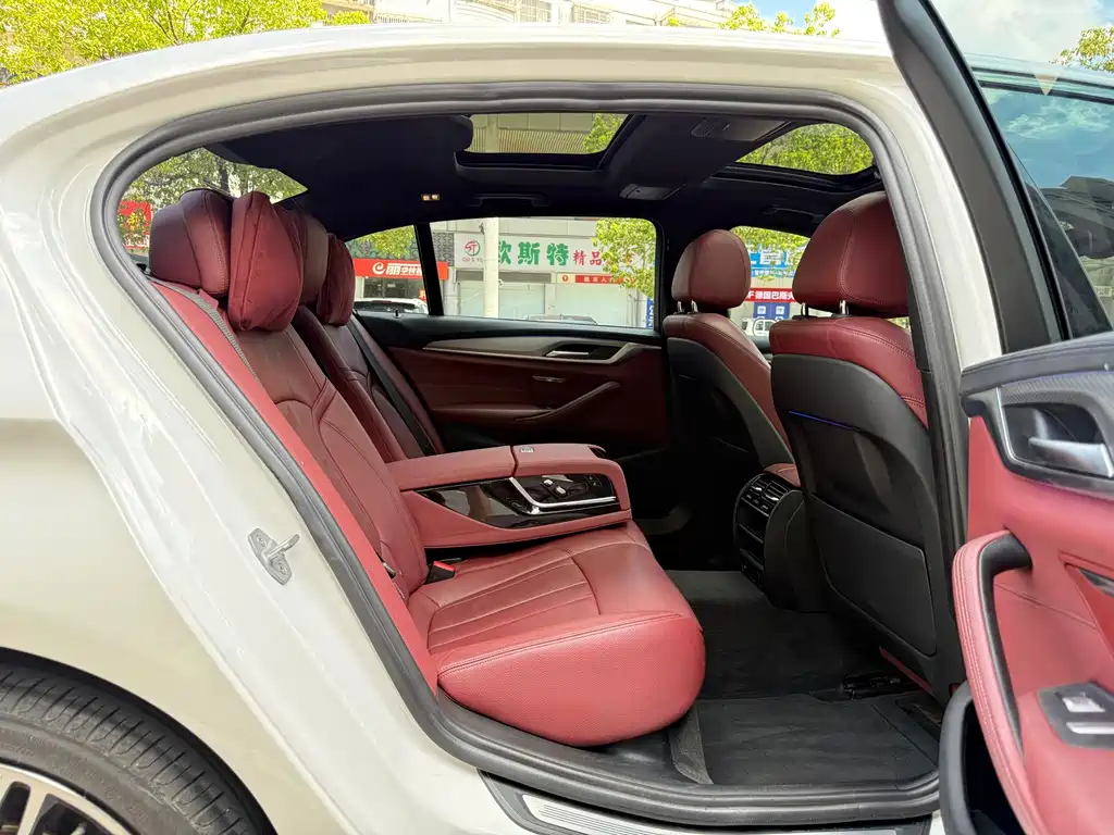 BMW 5 Series — миниатюра 9