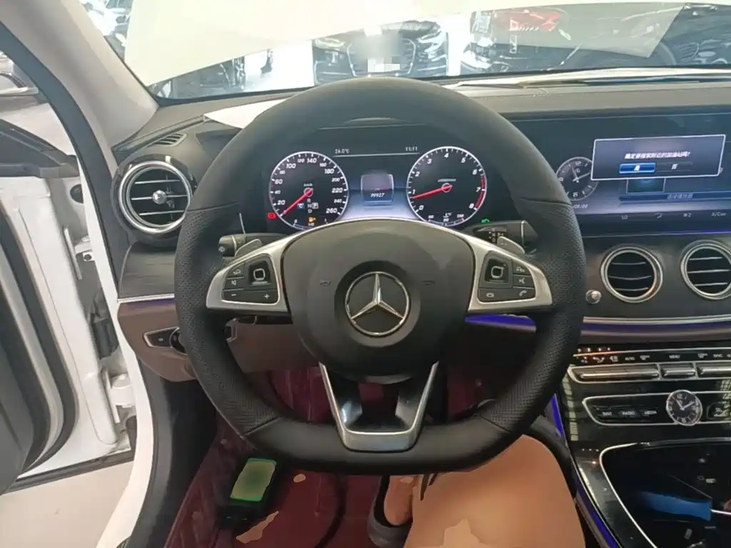 Mercedes-Benz E-Class — миниатюра 11