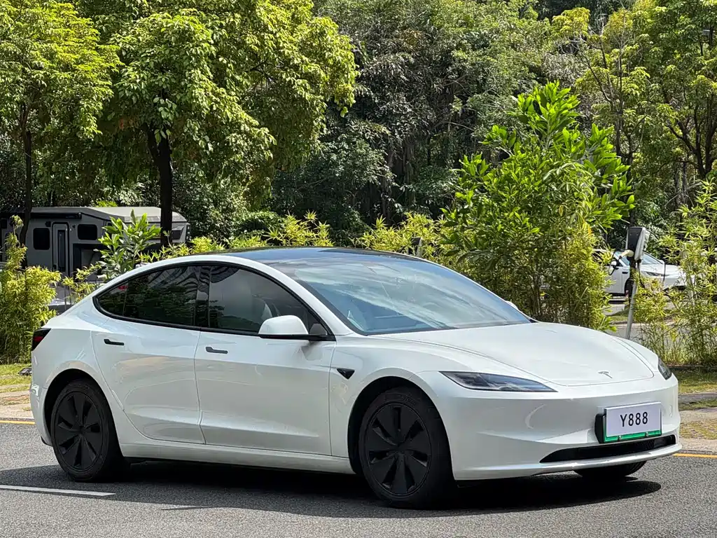 Tesla Model 3 — миниатюра 3