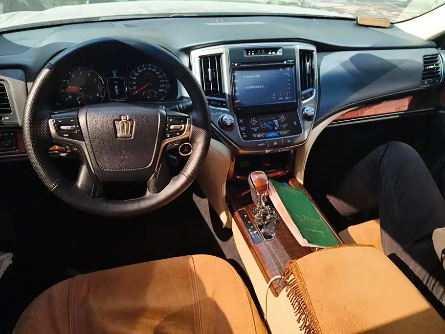 Toyota Crown — миниатюра 12