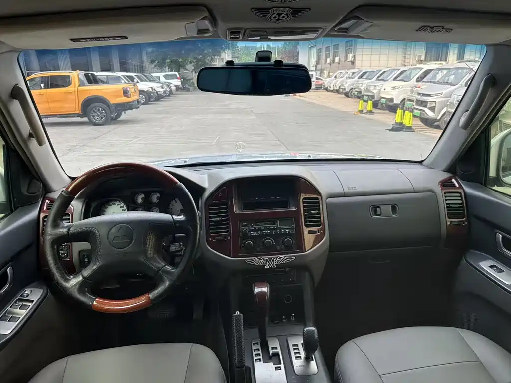 Mitsubishi Pajero — миниатюра 8