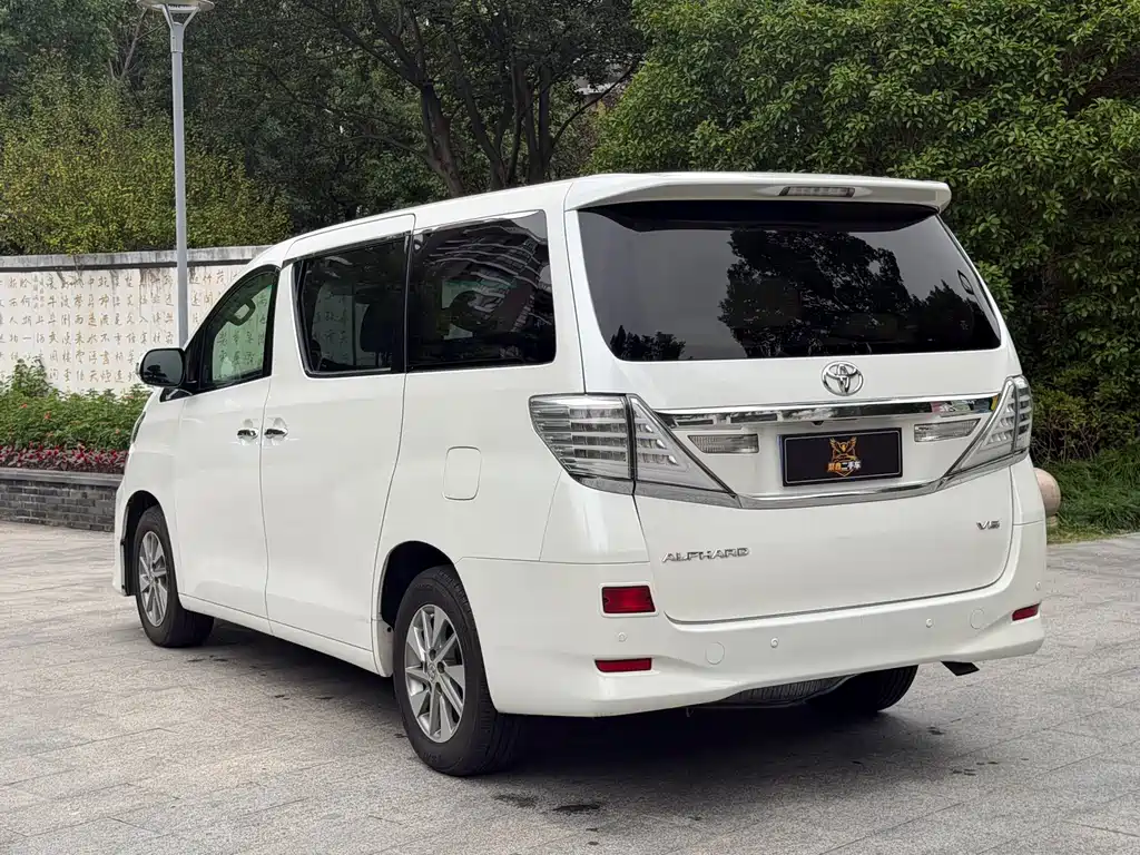Toyota Alphard — миниатюра 4