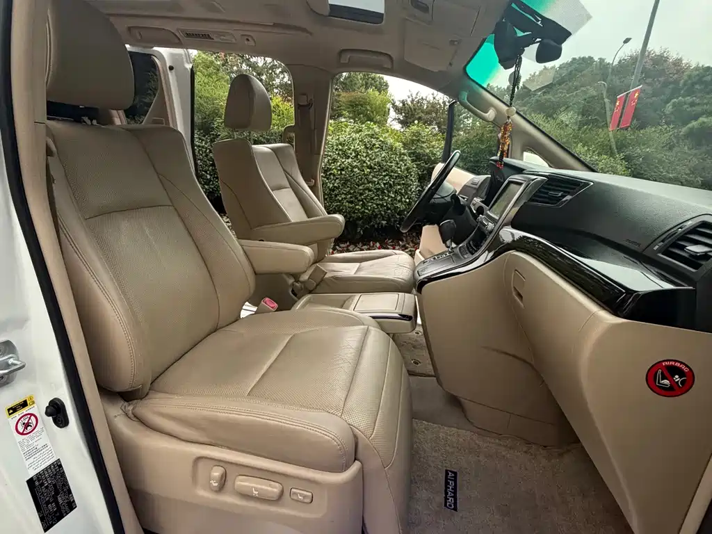 Toyota Alphard — миниатюра 10