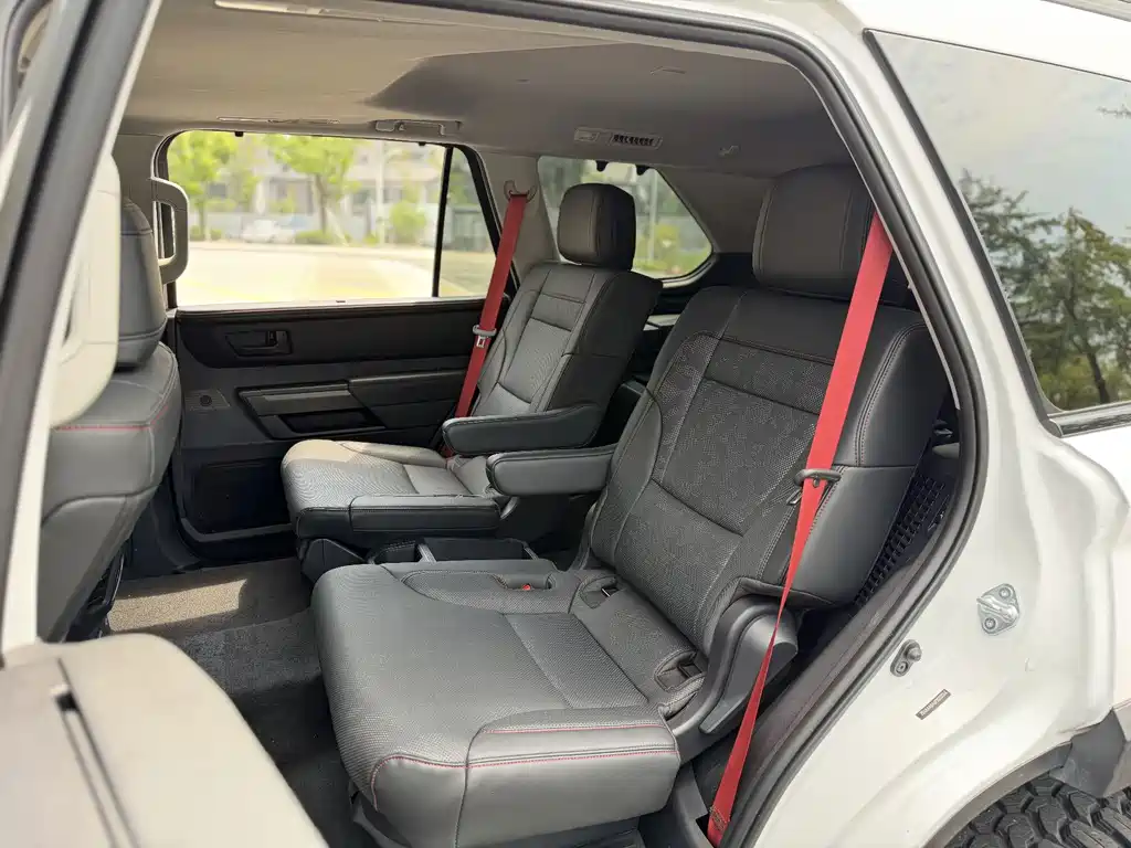 Toyota Sequoia — миниатюра 8