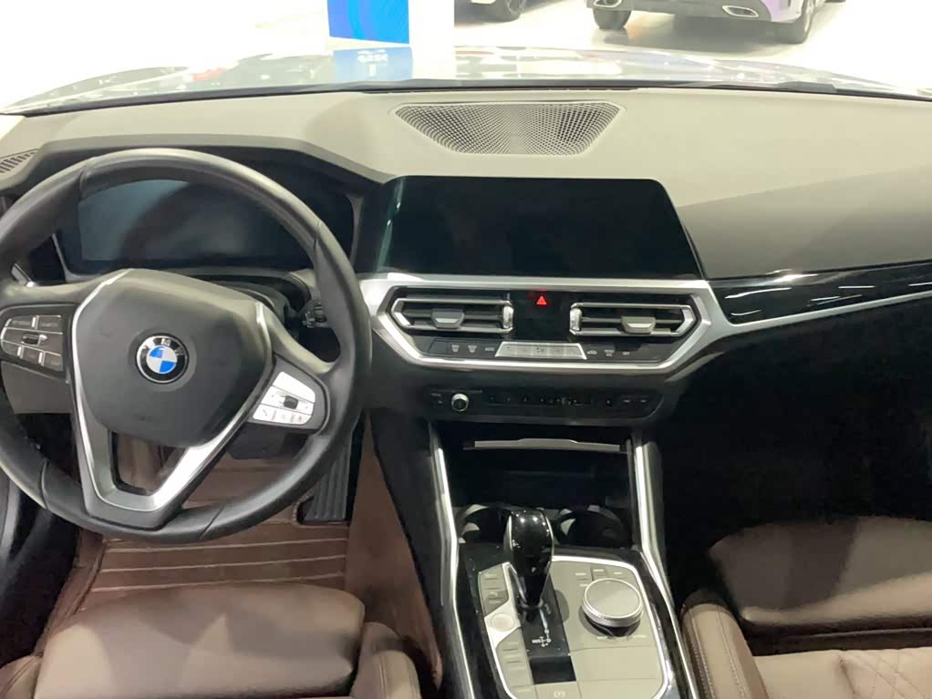 BMW 3 Series 2.0 л 2022 г. Серебристо-серый, пробег 40300 км