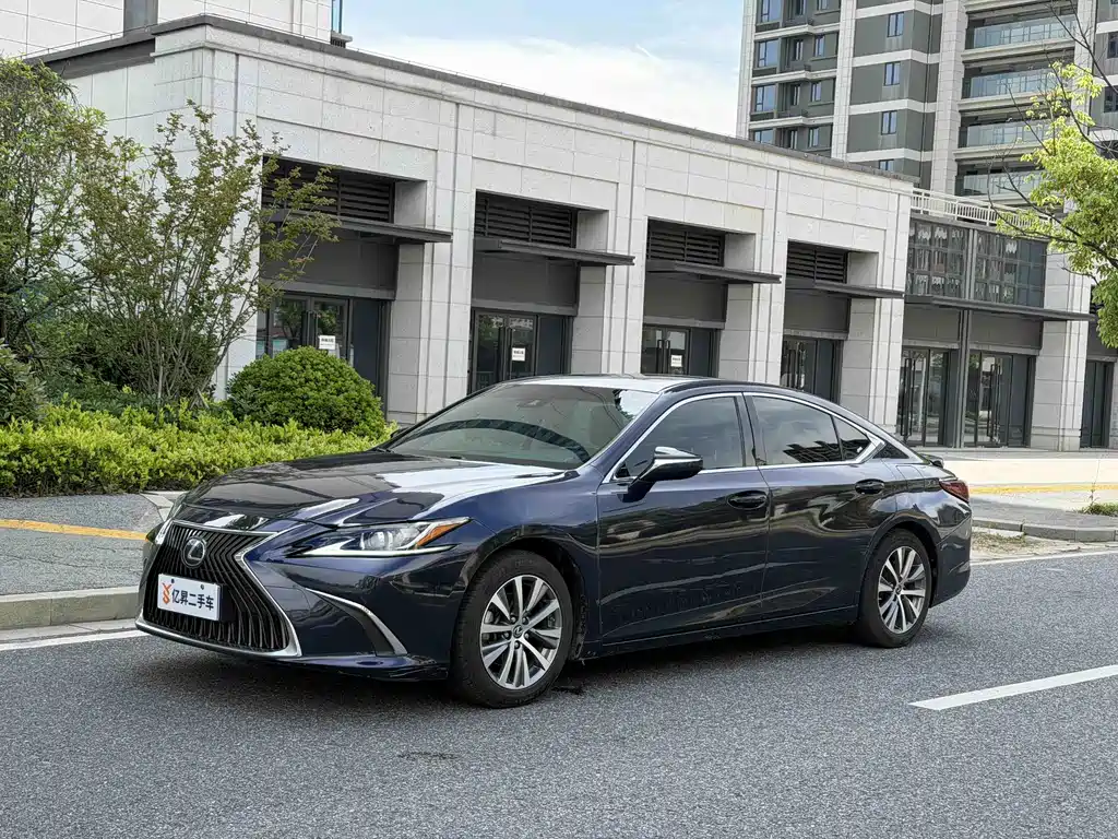 Lexus ES 2020 300h Excellence Edition