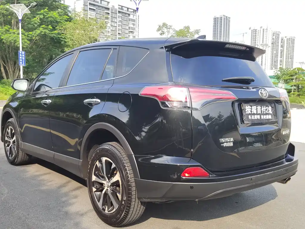Toyota RAV4 — миниатюра 6