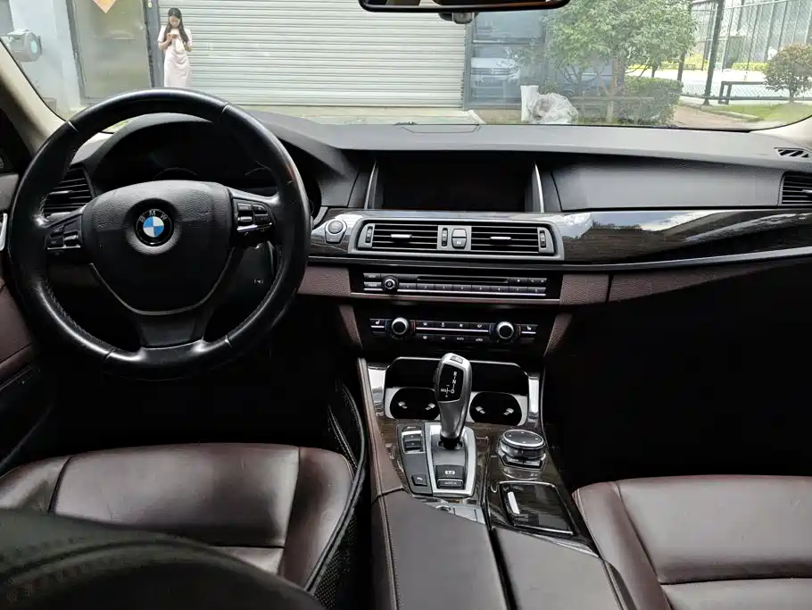 BMW 5 Series — миниатюра 12