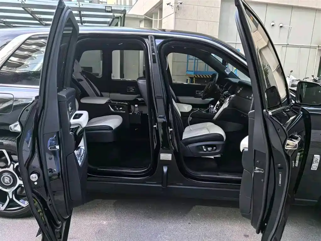 Rolls-Royce Cullinan 2024 мест