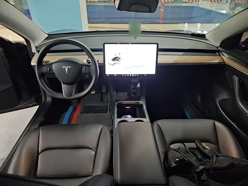 Tesla Model 3 — миниатюра 10