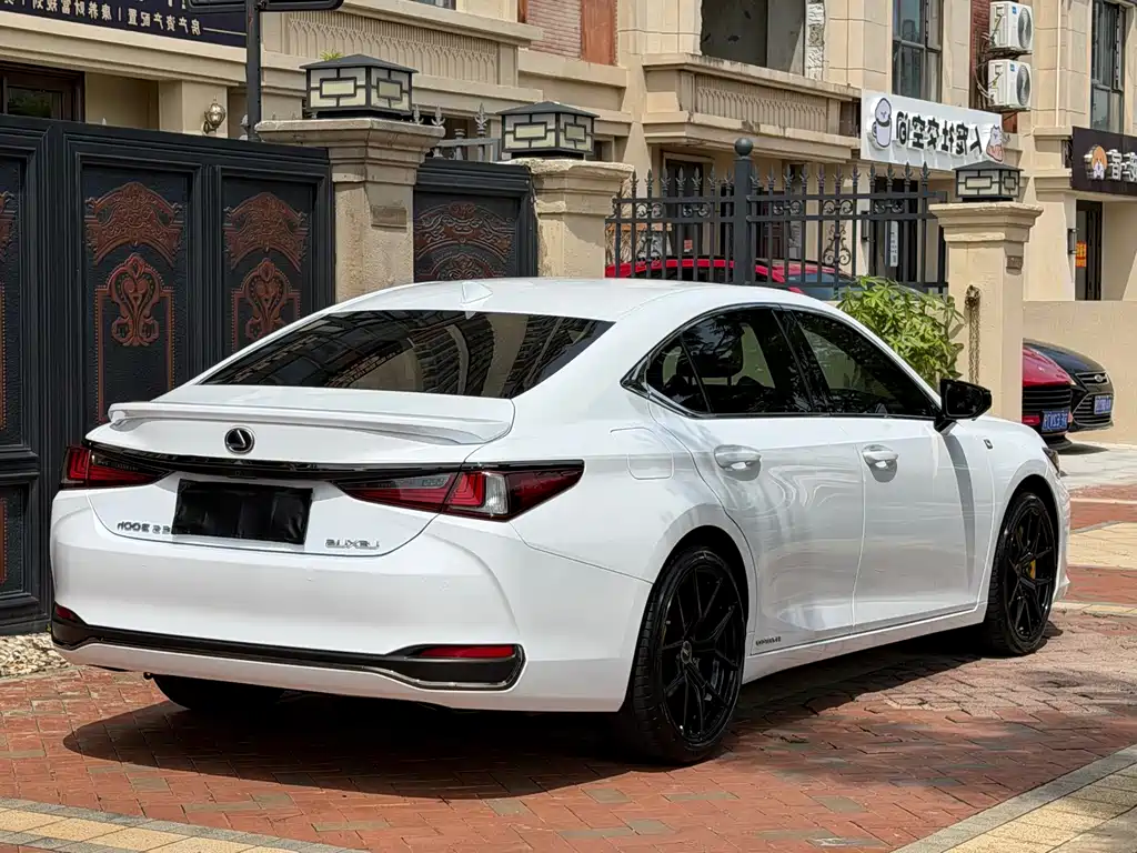 Lexus ES — миниатюра 9