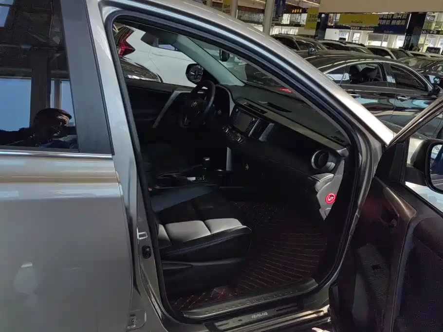 Toyota RAV4 — миниатюра 8
