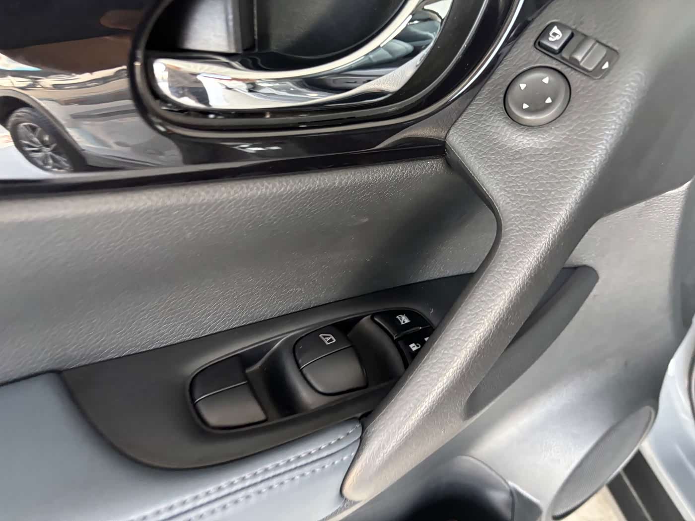 Nissan X-Trail 2.0 л 2025 г. Серебристо-серый, пробег 9900 км