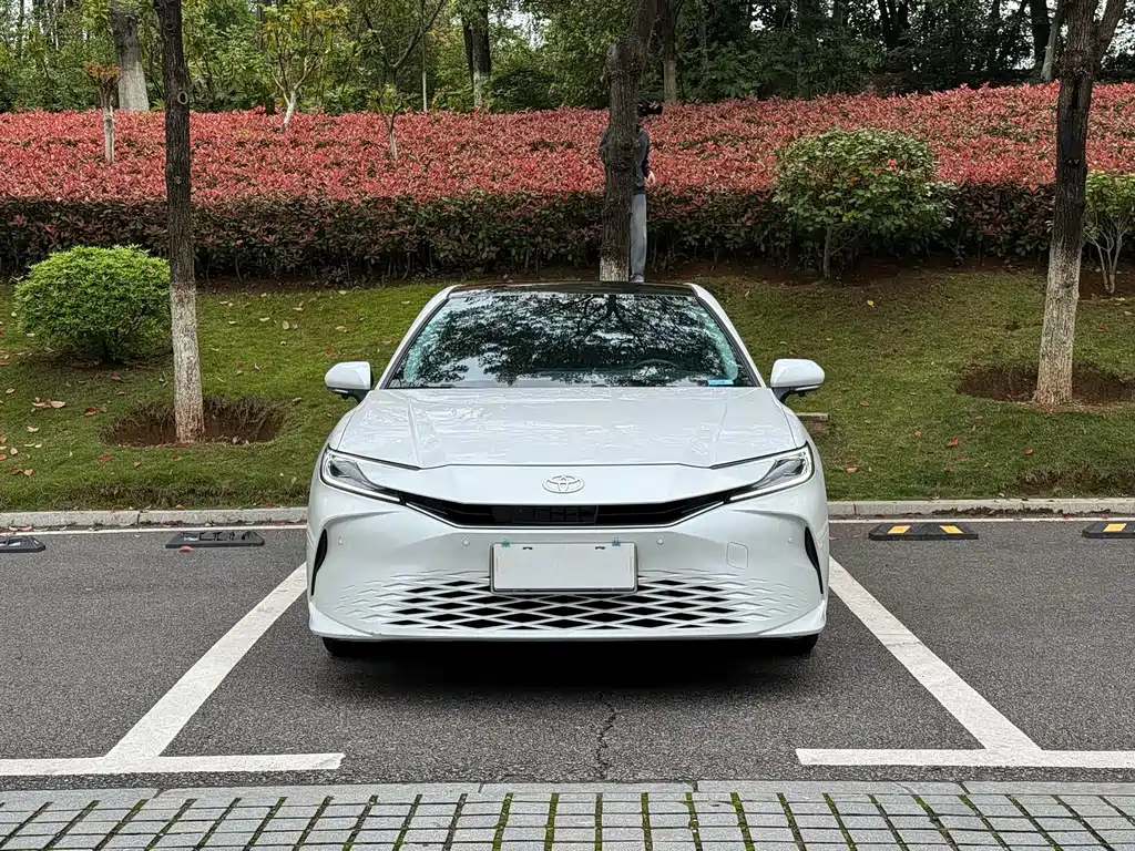 Toyota Camry — миниатюра 2