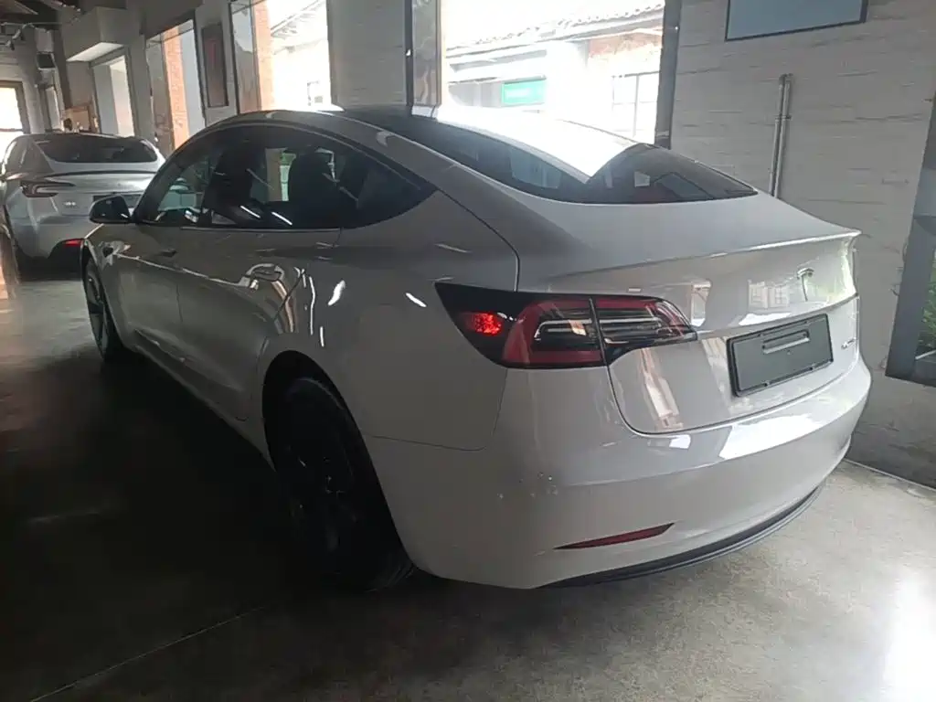 Tesla Model 3 — миниатюра 5