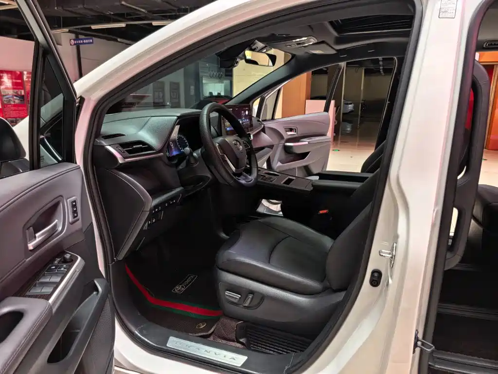 Toyota Granvia — миниатюра 6