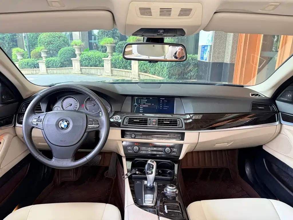 BMW 5 Series — миниатюра 11