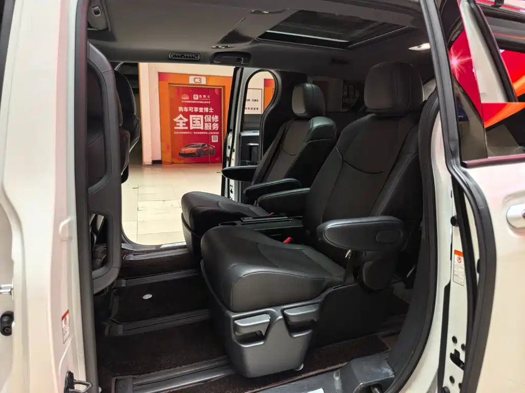 Toyota Granvia — миниатюра 7
