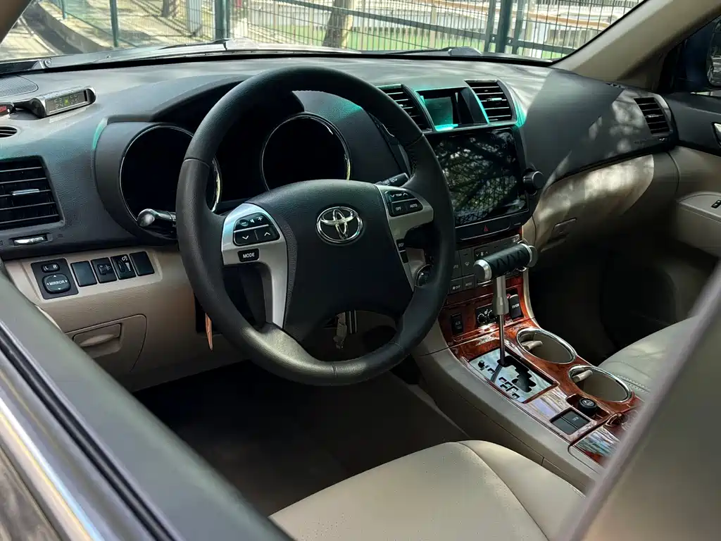 Toyota Highlander 2012 2.7L 7 мест Luxury