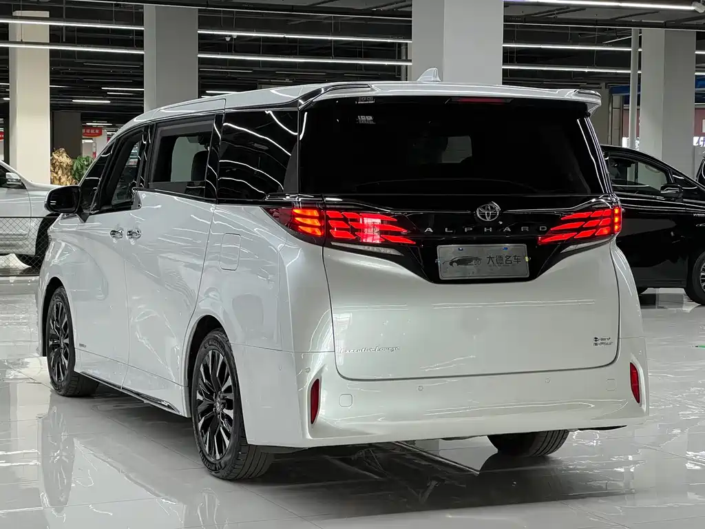 Toyota Alphard — миниатюра 6
